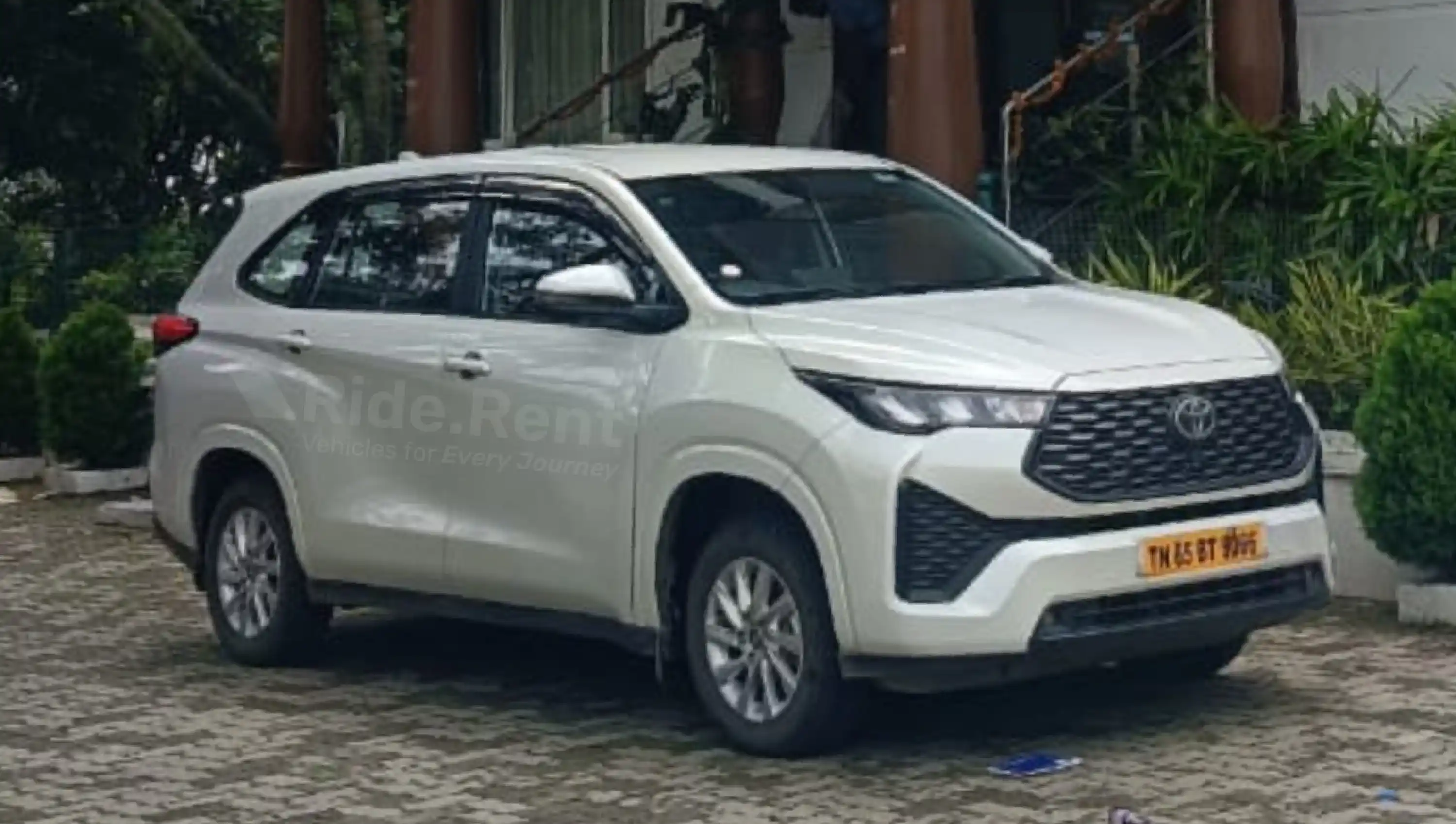 Toyota Innova Hycross 2025