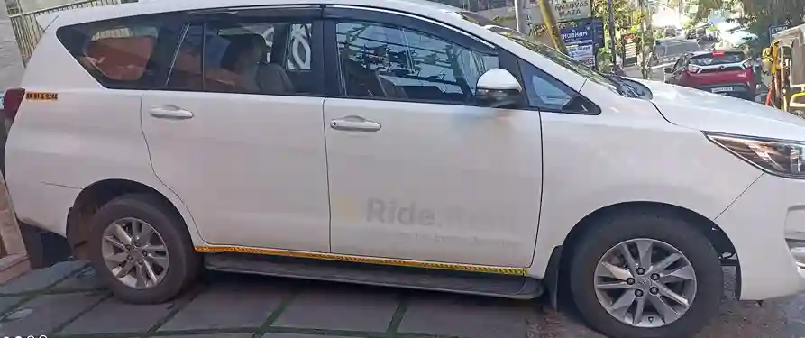 Toyota Innova Crysta 2023 3
